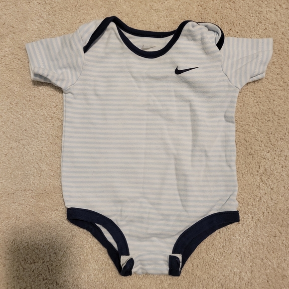 3 set Nike Bodysuits - Picture 2 of 5